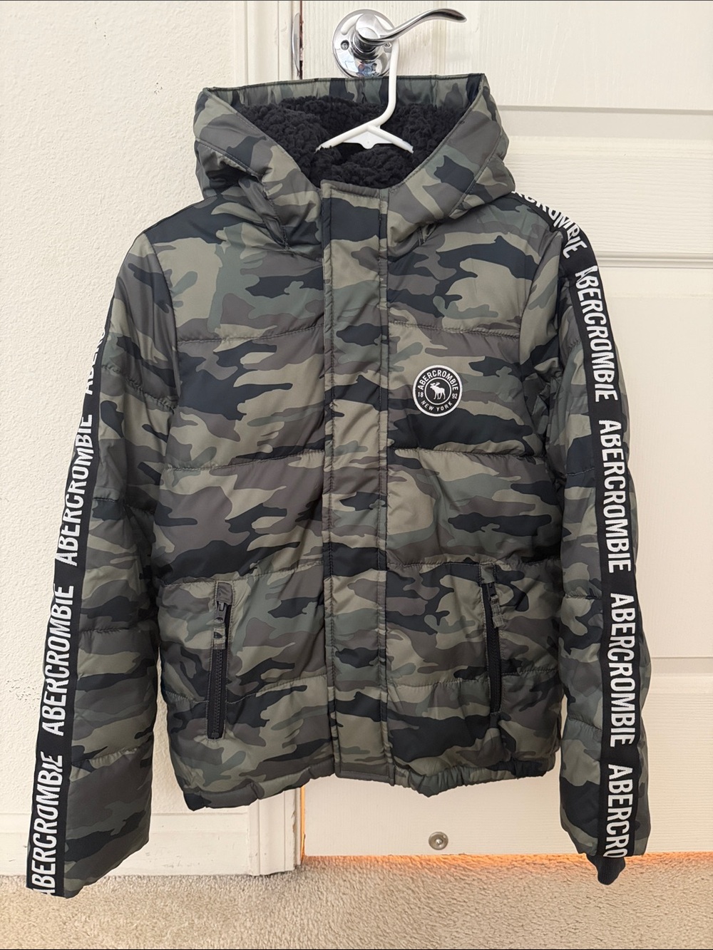 Abercrombie & Fitch Kids Camouflage Puffer Jacket in Green & Black
